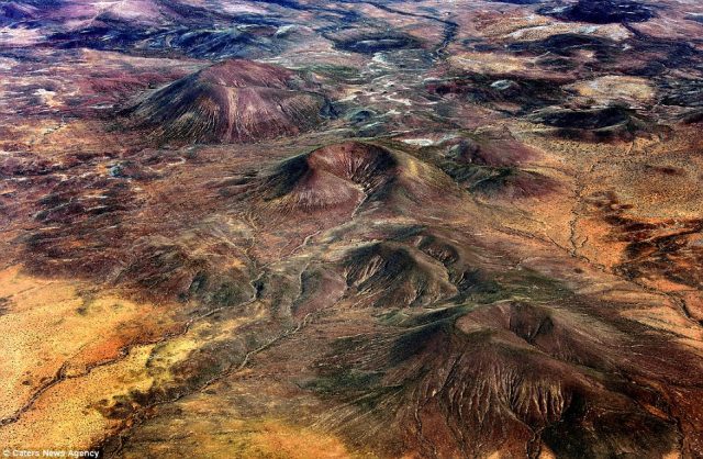massive-craters-in-the-red-desert-arizona-are-photographed-by-jassen-todorov-during-a-flight-in-a-1976-piper-warrior-plane