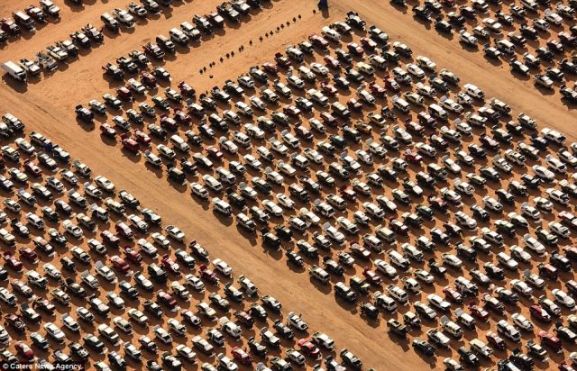hundreds-of-cars-parked-in-perfect-formation-at-a-junkyard-in-el-paso-texas-form-an-impressive-display-when-seen-from-above